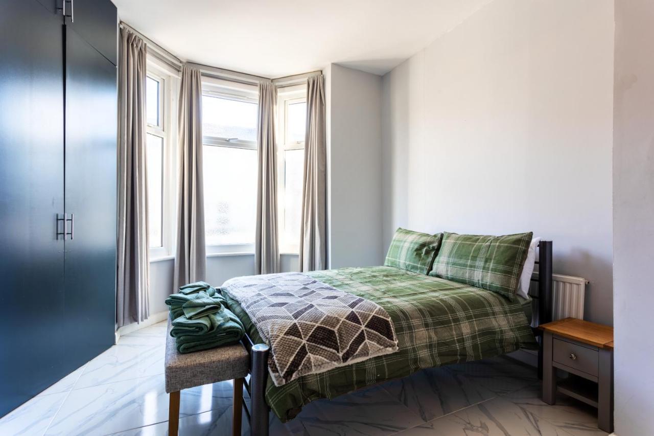 Amazing 3 Bedroom, 2 Bathroom, Ground Floor Flat With Garden, Near Train Station And Bus Stop Londra Dış mekan fotoğraf