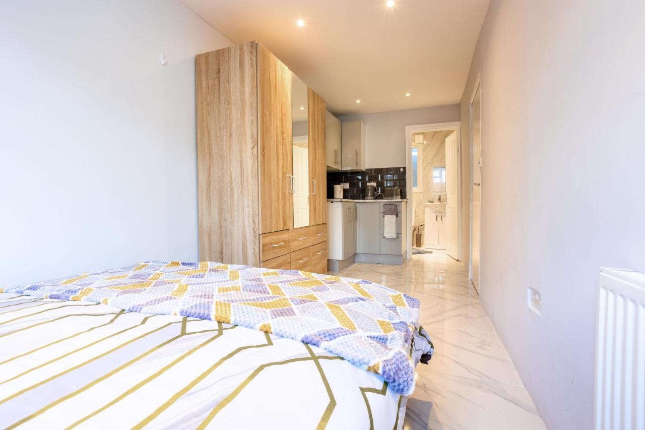 Amazing 3 Bedroom, 2 Bathroom, Ground Floor Flat With Garden, Near Train Station And Bus Stop Londra Dış mekan fotoğraf