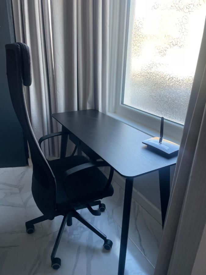 Amazing 3 Bedroom, 2 Bathroom, Ground Floor Flat With Garden, Near Train Station And Bus Stop Londra Dış mekan fotoğraf